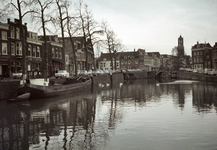 857600 Gezicht op de Stadsbuitengracht te Utrecht, vanaf de Weerdsluis, met links de Bemuurde Weerd O.Z. en rechts op ...